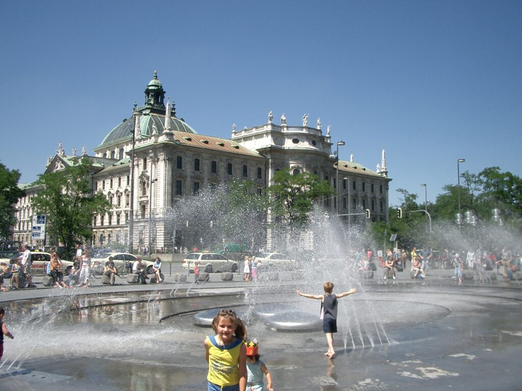 Justizpalast mit Stachusbrunnen